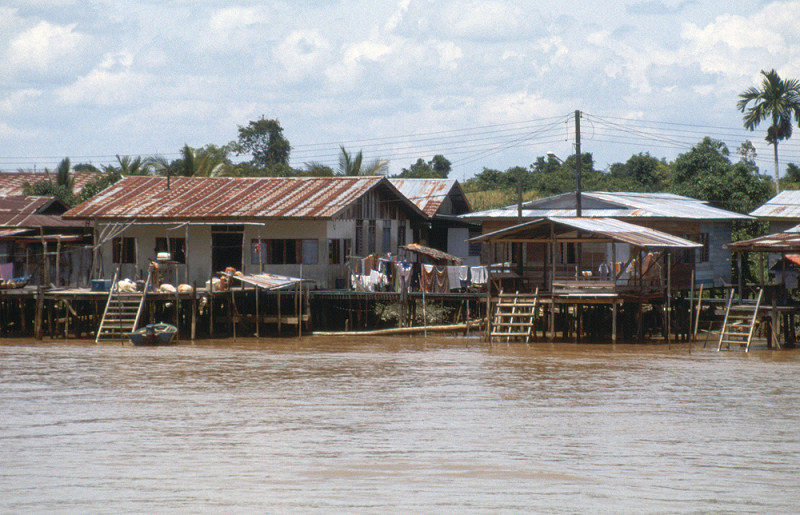 793_huizen langs rivier in een kustplaatsje, Noord-Sarawak.jpg